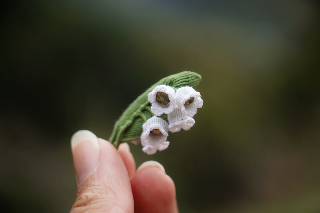 Broche Muguet micro macramé – Bijou floral fait main - Coton & Astrance