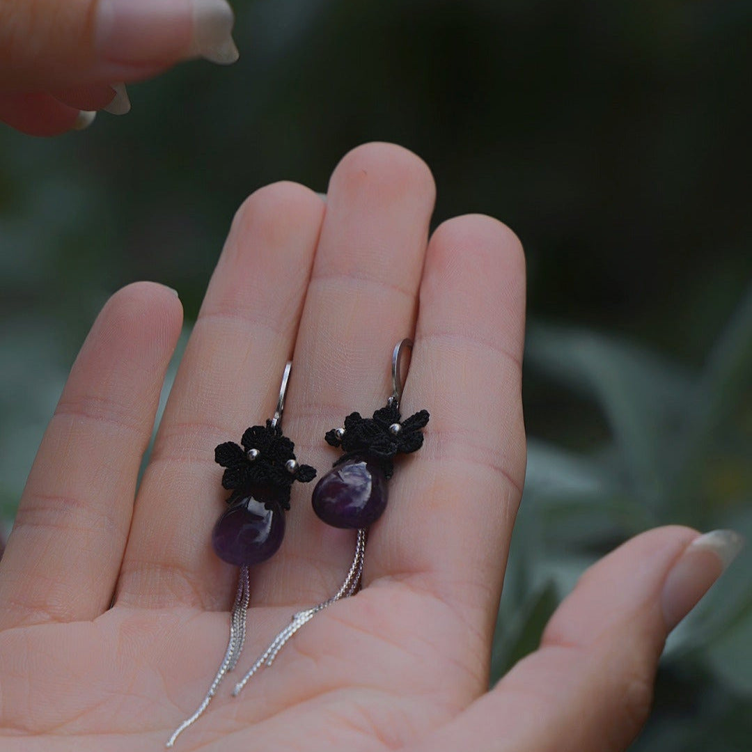 Boucles d’oreilles florales gothiques en micro macramé noir & améthyste - Coton & Astrance