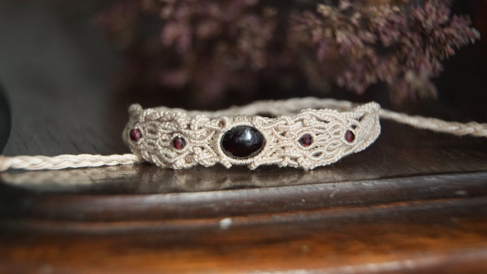 Bracelet Réglable en Micro Macramé avec Grenat Hessonite rouge - Coton & Astrance