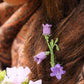 Bijou unisexe en micro macramé. Accessoire de mode inspiré de la nature et des fleurs sauvages d'été. Broche composée de deux campanules violettes avec feuille ciselée. Support de broche en laiton rhodié argenté fin avec cliquet de sécurité à tourner. Accessoire elfique, féérique pour veste, sac ou chapeau. Parfait en Boutonnière de mariage pour homme ou comme accessoires bohème pour costume et tenue de Festival. Bijou d'été poétique en 3D. Réalisé avec fil de coton de 0,3 mm vert tendre et violet. 
