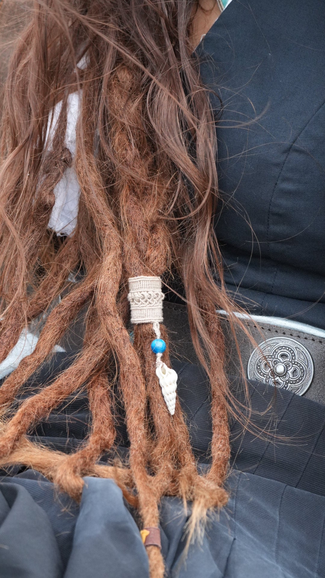 Perle de dreadlocks en micro macramé, fluorite et coquillage – bijou bohème