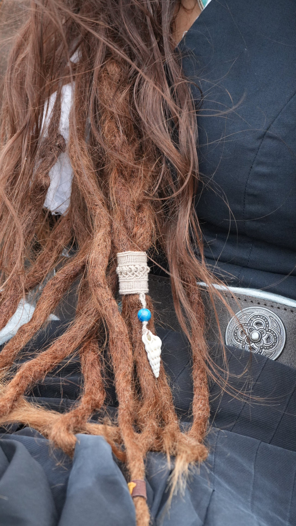 Perle de dreadlocks en micro macramé, fluorite et coquillage – bijou bohème
