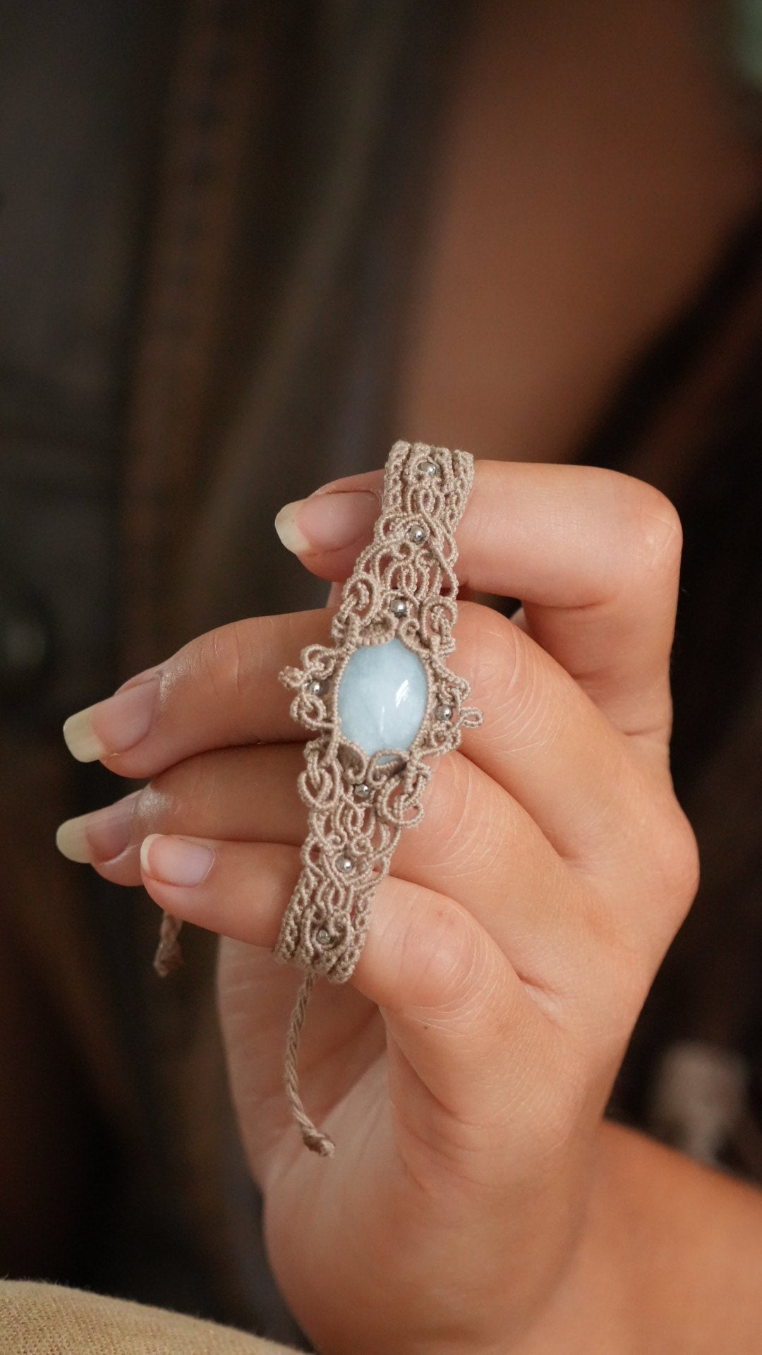 Bracelet aigue-marine en micro macramé – manchette fine fait main
