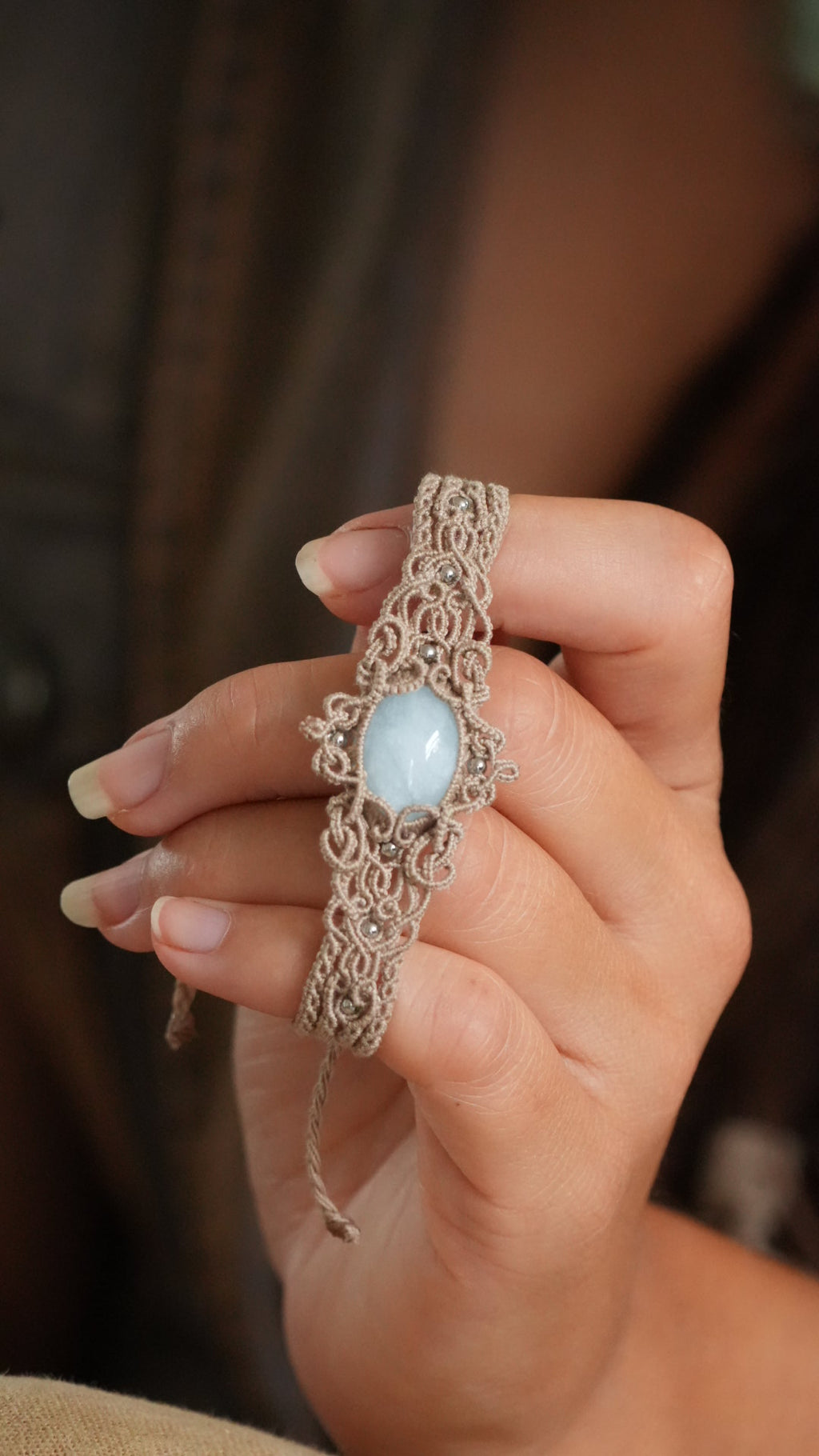 Bracelet aigue-marine en micro macramé – manchette fine fait main