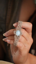 Bracelet aigue-marine en micro macramé – manchette fine fait main