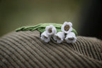 Broche Muguet micro macramé – Bijou floral fait main - Coton & Astrance