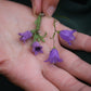 Bijou unisexe en micro macramé. Accessoire de mode inspiré de la nature et des fleurs sauvages d'été. Broche composée de deux campanules violettes avec feuille ciselée. Support de broche en laiton rhodié argenté fin avec cliquet de sécurité à tourner. Accessoire elfique, féérique pour veste, sac ou chapeau. Parfait en Boutonnière de mariage pour homme ou comme accessoires bohème pour costume et tenue de Festival. Bijou d'été poétique en 3D. Réalisé avec fil de coton de 0,3 mm vert tendre et violet. 