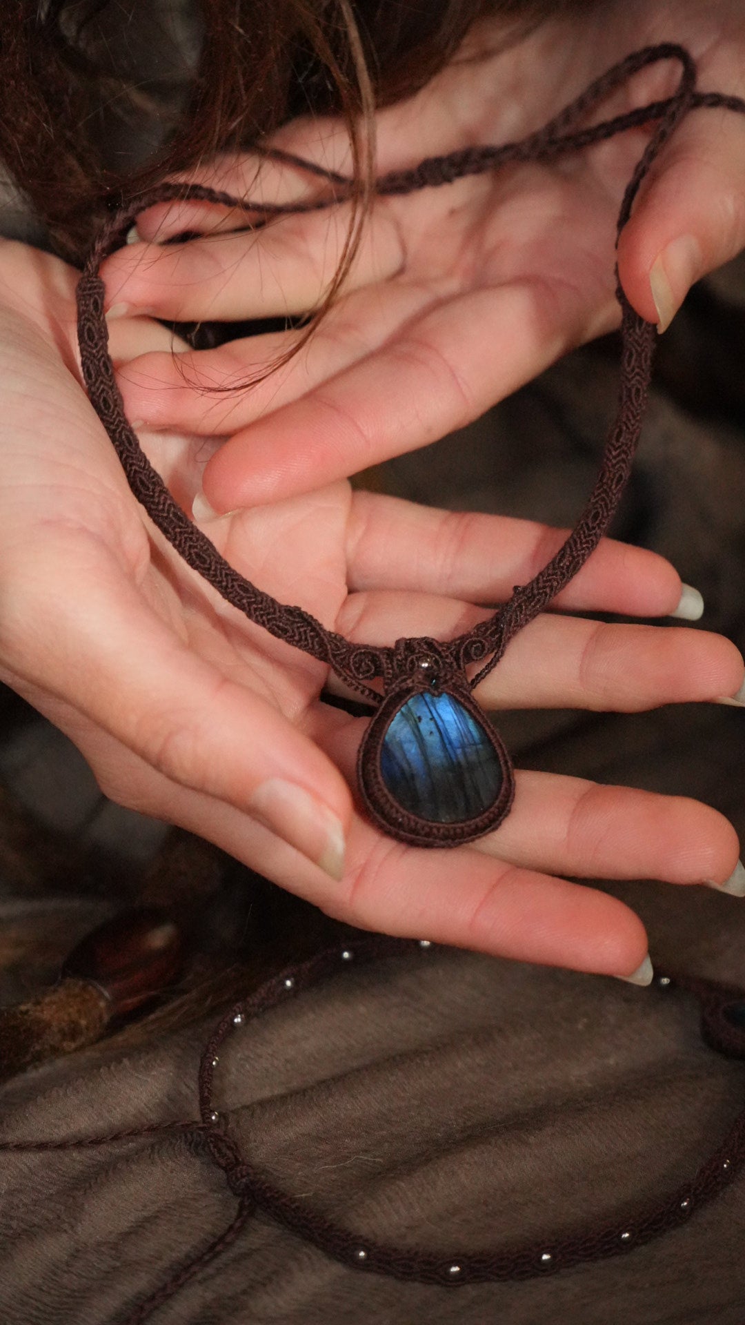 Torque elfique en labradorite bleue fait main – Coton et Astrance