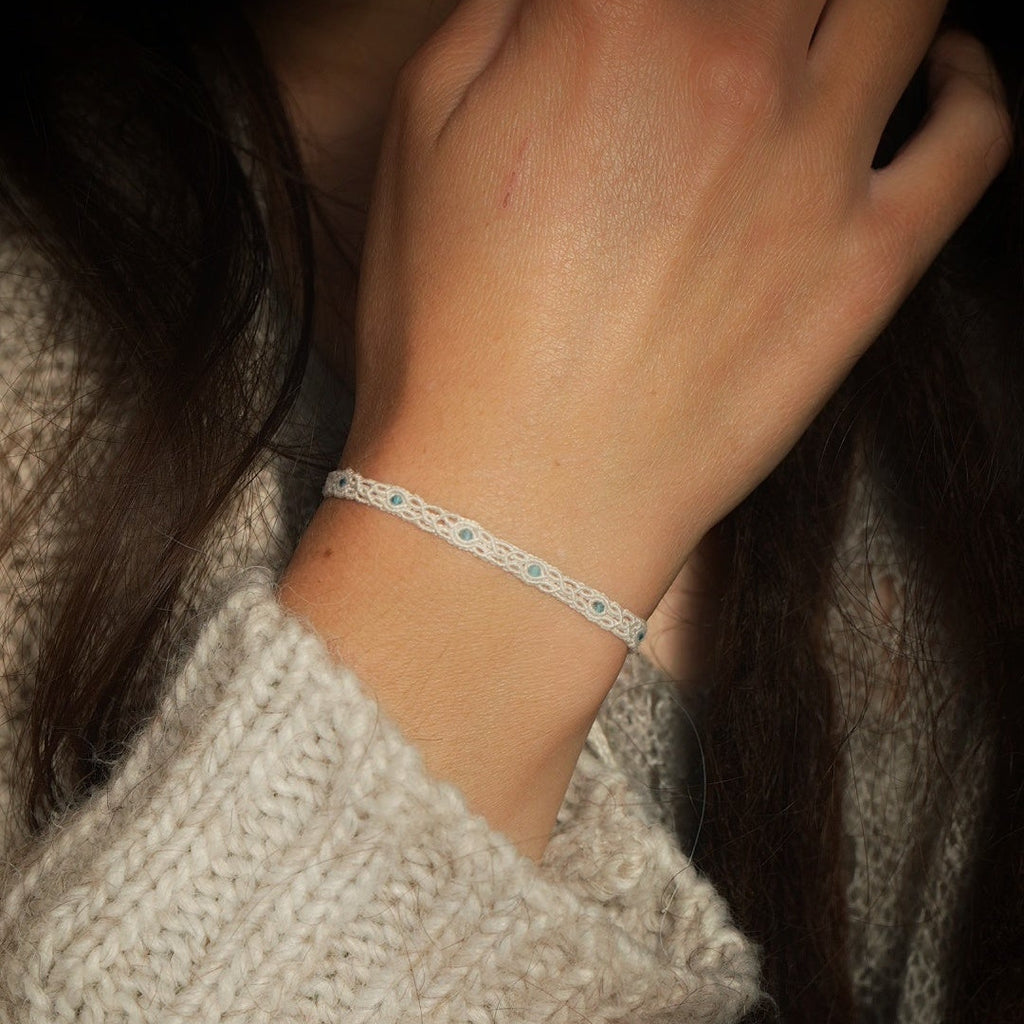 Bracelet fin en apatite bleue, micro macramé minimaliste