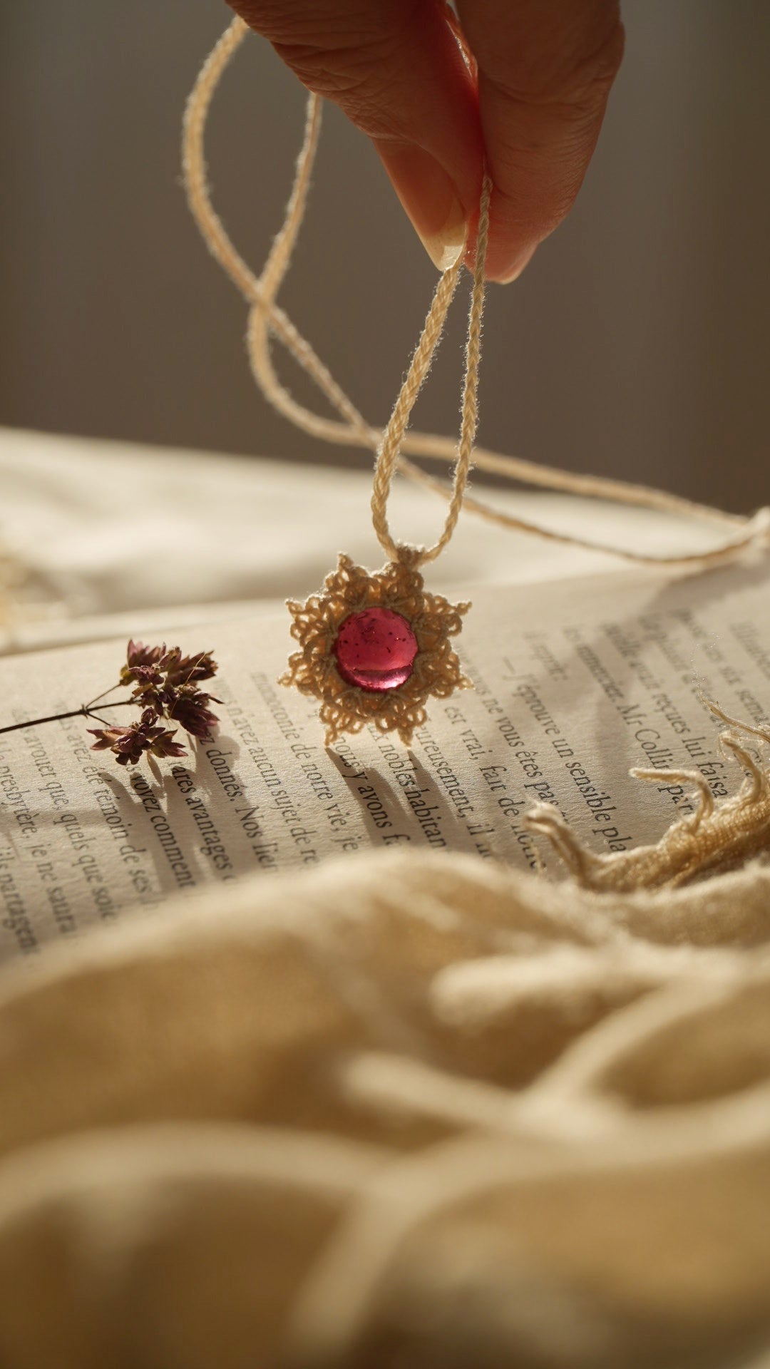 Pendentif elfique en micro macramé grenat rouge