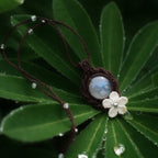 Pendentif en labradorite blanche posé à l’intérieur d’une feuille étoilée de lupin, telle une goutte de pluie au cœur de la nature, bijou bohème elfique en micro macramé. Coton et Astrance