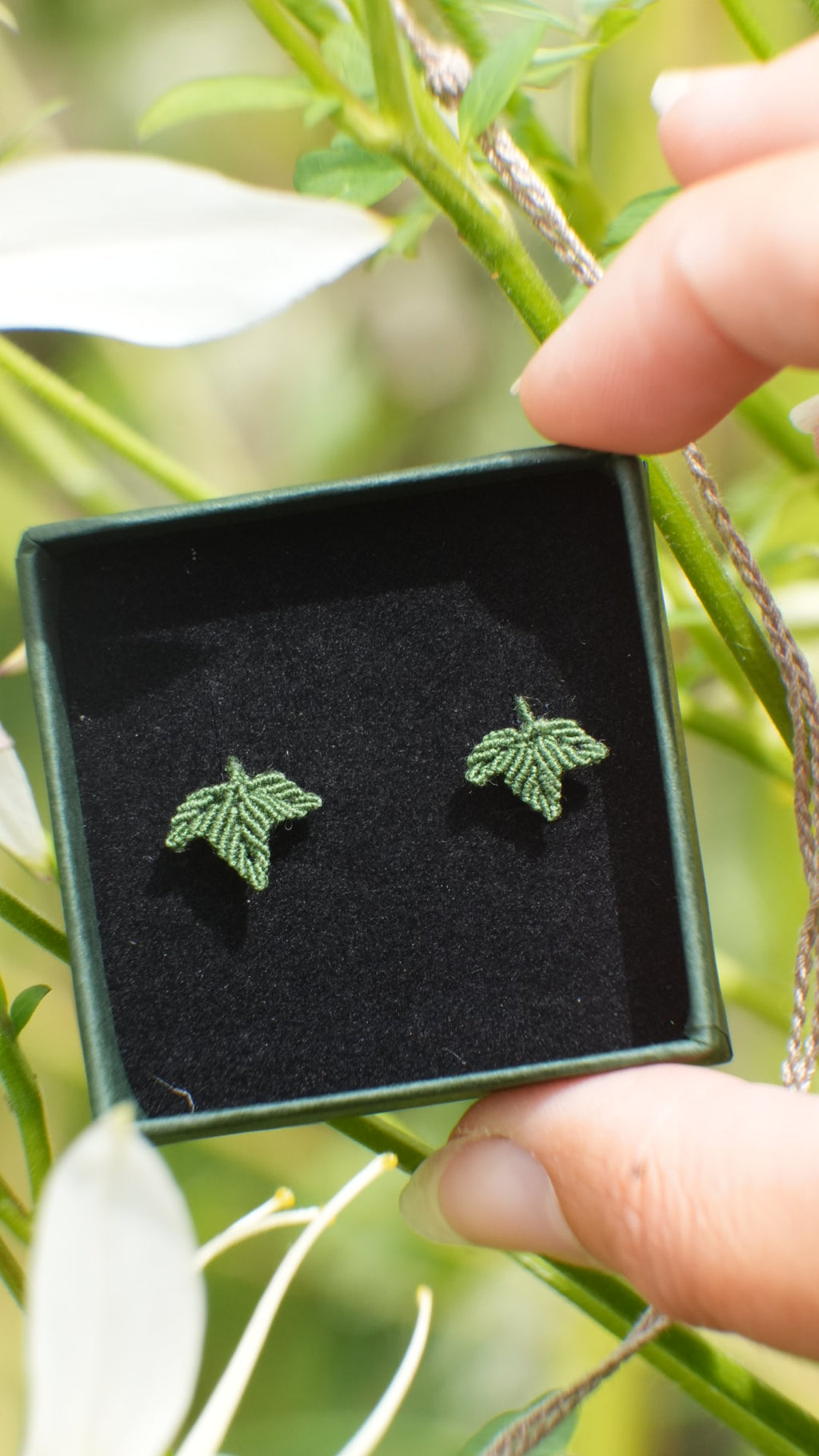 Puces d'oreilles feuille de lierre - plusieurs couleurs au choix - Coton & Astrance